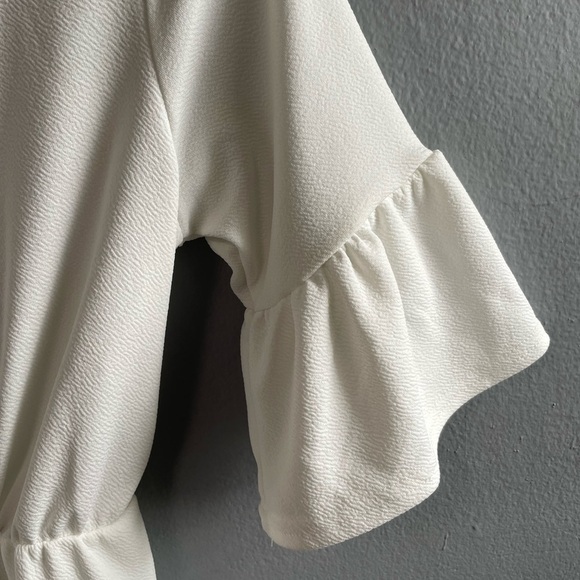 NWT Boohoo plunge front tie waist flutter sleeve white cropped jumpsuit. Size 6. - Picture 6 of 8